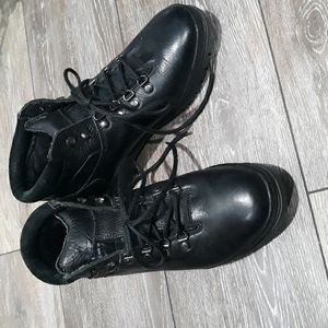 White Mountain black leather hiking boots. Size 9.5